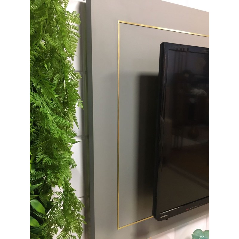 Friso decorativo metálico aludesign aplicado em móvel de madeira mdf